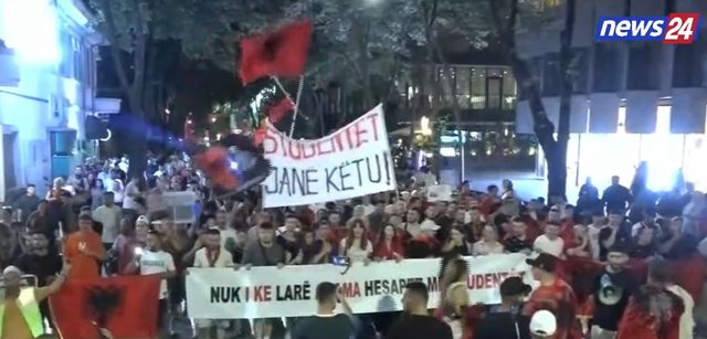 Marshim kilometrik i protestuesve n&euml; Tiran&euml;, qytetar&euml;t n&euml;