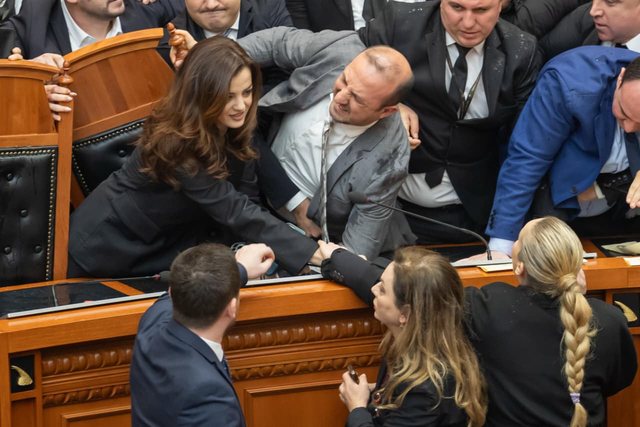 FOTO-LAJM/ Uj&euml;, flakadan&euml; dhe p&euml;rplasje t&euml; dhunshme...