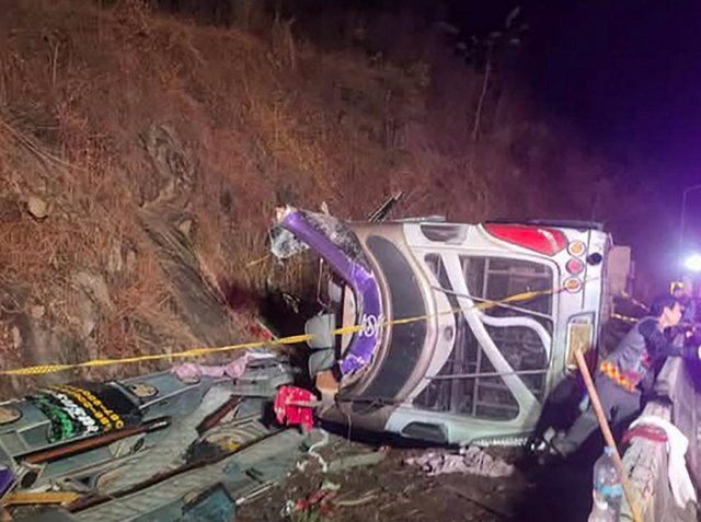 Autobusi del nga rruga në Tajlandë, humbin jetën 18 persona,