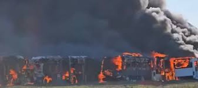 Zjarri n&euml; parkun e autobus&euml;ve n&euml; Durr&euml;s, policia jep detaje: