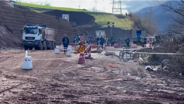 Kaosi n&euml; aksin Librazhd-Qaf&euml; Than&euml;/ Banor&euml;t kilometra