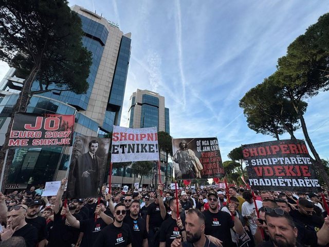 &ldquo;Hiqni durt&rsquo; prej nan&euml;s Shqipni!&rdquo;, TKZ n&euml; krah