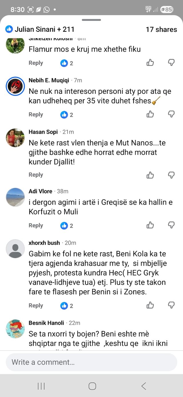 Flamuri i Berishës fut hundët në protestë, sulmon aktivistin