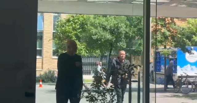I qetë dhe sportiv, Edi Rama shkon në selinë e PS-së