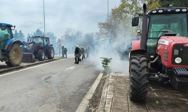 Protests escalate in Greece/Farmers attempt blockade at airport intersection,