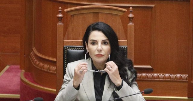 Balluku, Niko Peleshi pritet t&euml; th&euml;rras&euml; K&euml;shillin e