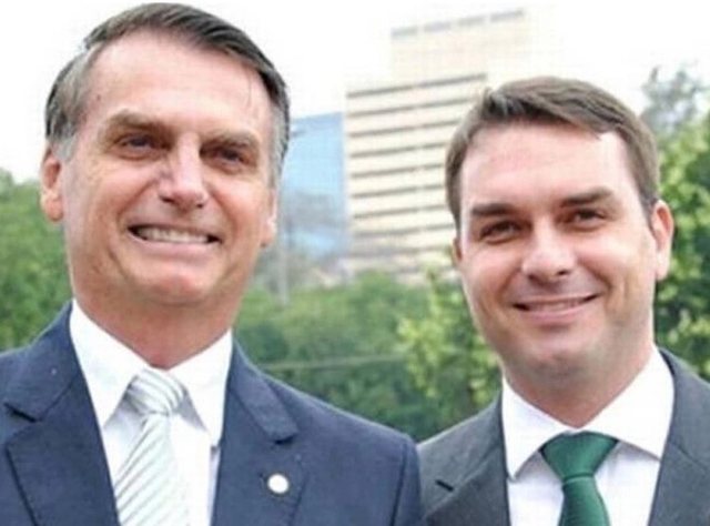 Bolsonaro mbështet djalin e tij të madh për kandidaturën