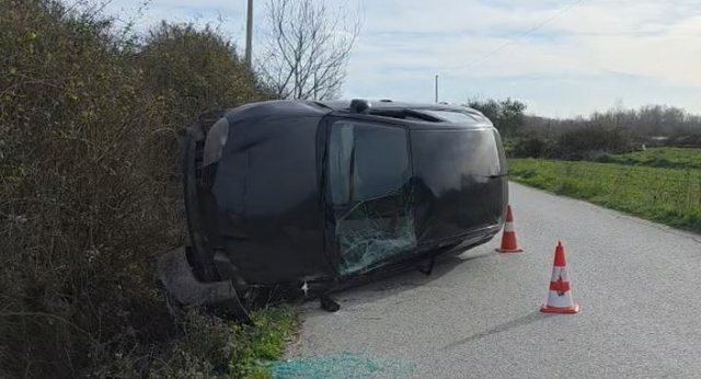 Aksident i r&euml;nd&euml; n&euml; Fier, makina del nga rruga dhe