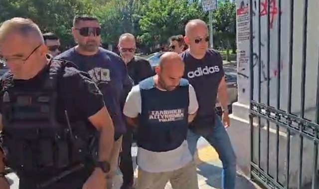 FOTO/ Me kokën ulur dhe i rrethuar nga policia, momenti kur