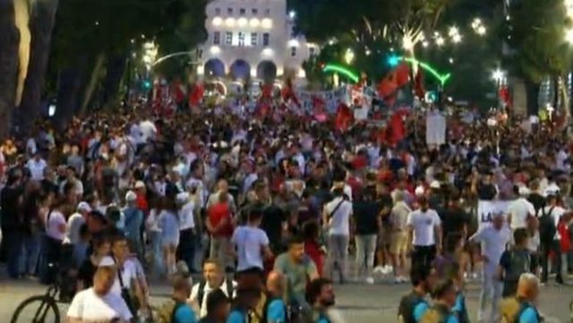 P&euml;rfundoj&euml; fjalimet para kryeministris&euml;, protestuesit nisin