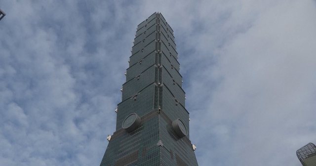 Without ropes and without fear, the American climbs the 508-meter-high tower in