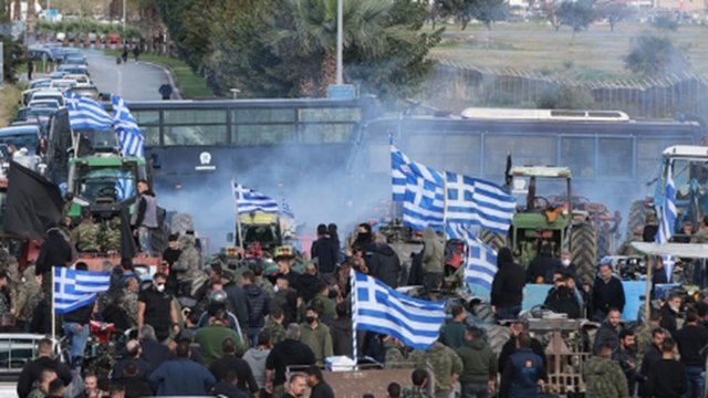 Fermer&euml;t grek&euml; vijojn&euml; protestat, bllokime rrug&euml;sh dhe