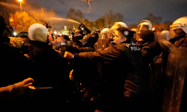 Turqia në ‘flakë’ pas arrestimit të Imamoglu! Hidhen