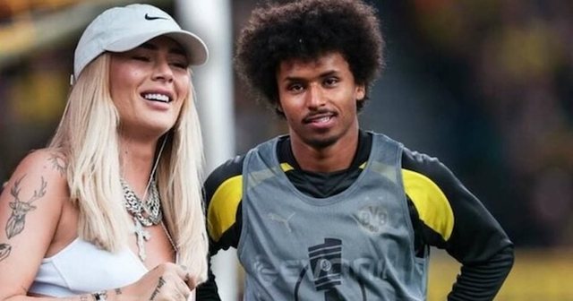 K&euml;ng&euml;tarja shqiptare Loredana po p&euml;r&ccedil;an Adyemin me