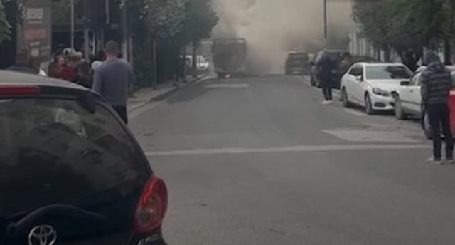 Përfshihet nga flakët autobusi i linjës Tiranë-Priskë