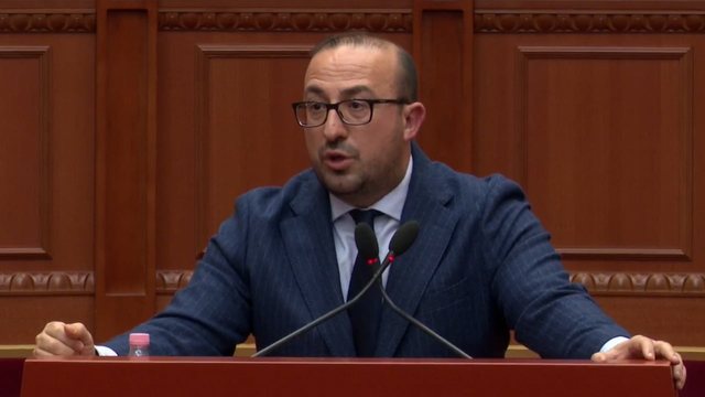 &ldquo;E keni n&euml; terezi, hani petulla me mjalt&euml; dhe Nutella&rdquo;/