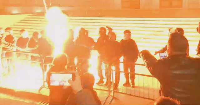 Molotov drejt Kryeministris&euml;, plagosen 2 polic&euml;