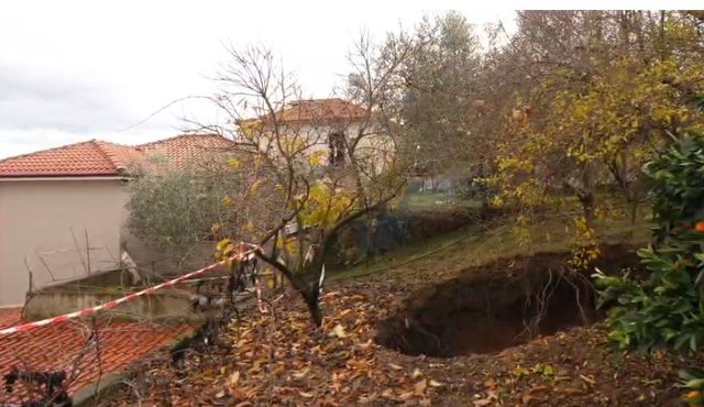 Gropa karstike në qendër të Belshit, vijon të zgjerohet dhe