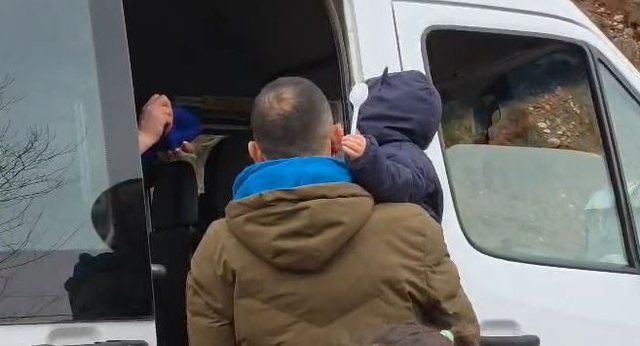 Rreth 4 orë paralizim i qarkullimit! Shkëmbinjtë në aksin