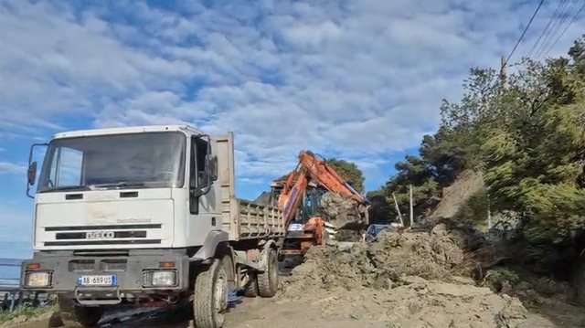 Durr&euml;s/ Rr&euml;shqitjet e dherave bllokojn&euml; aksin Currila&ndash;Kallm