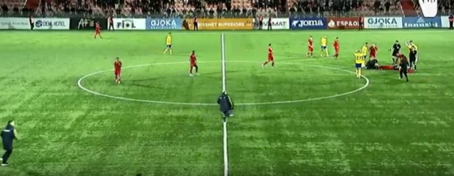 Frikë dhe ankth në stadiumin “Arena e Demave”, lojtari i