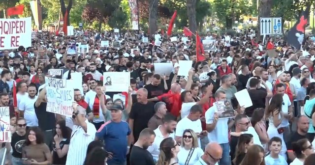 Tubimi n&euml; Tiran&euml;, protestuesit k&euml;rkojn&euml; largimin e