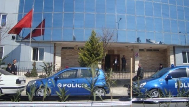 Qarkullonin me makinë për të shitur drogë, arrestohen 3