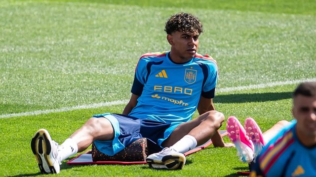 Spanja dhe Belgjika zbresin n&euml; fush&euml;, De la Fuente kursen yllin Lamine