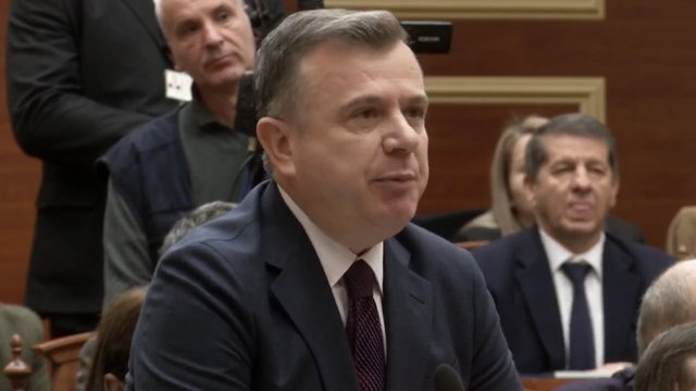 &ldquo;Ti q&euml; i ke sh&euml;rbyer Serbis&euml;, liroje at&euml; foltore se le