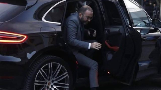 Murrizi nxjerr foton e Bardhit duke zbritur nga makina në Kuvend: Pika