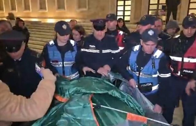 “Shqipëria Bëhet” protestë para Kryeministrisë,