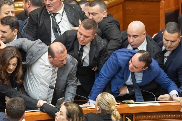 FOTO-LAJM/ Uj&euml;, flakadan&euml; dhe p&euml;rplasje t&euml; dhunshme...