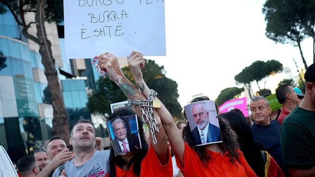 FOX NEWS: Shqiptarët dalin në rrugë kundër qeverisë dhe
