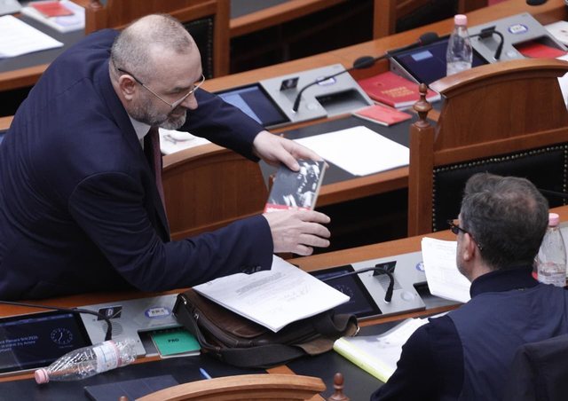 Ulsi Manja donates the book "Stalin versus Hitler" to Bra&ccedil;a