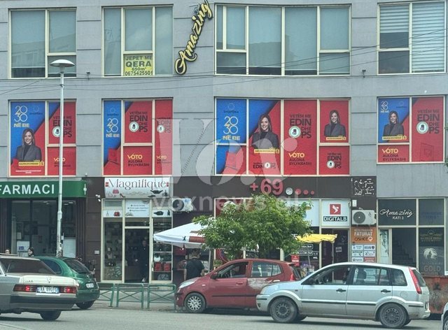Çudira nga Elbasani/ Nënkryetarja e Bashkisë pret pemën