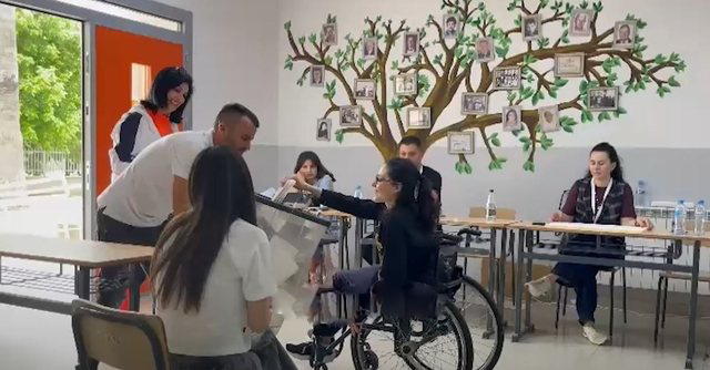 Emocion dhe frymëzim/ Vajza me aftësi ndryshe në Elbasan ushtron