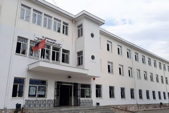 E rëndë në Gjirokastër/ Hidhet nga dritarja e katit të