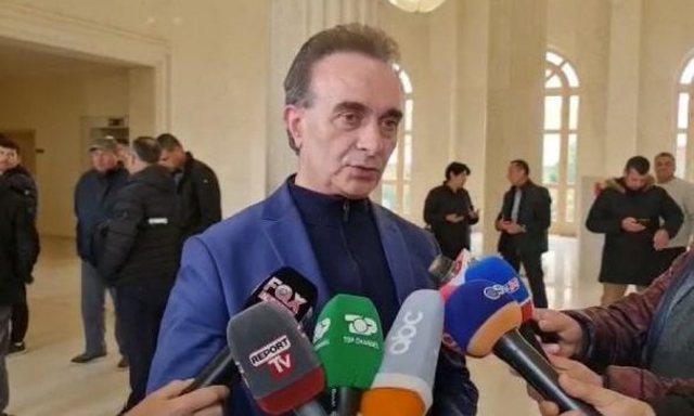 Luan Baçi nxirret jashtë qendrës së votimit nga