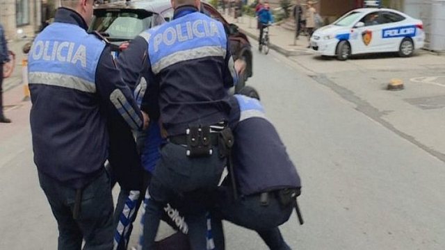 U kapën me kanabis, arrestohen dy të rinjtë në Tiranë
