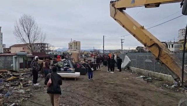 VIDEO/ Durr&euml;s, IKMT wants to demolish their homes, 16 Roma families at