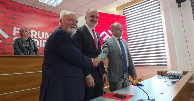 Shqiptar&euml;t b&euml;hen bashk&euml; n&euml; Malin e Zi! Bashkohen tre