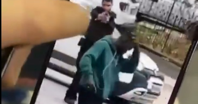 Kërcënoi qytetarët me thikë, policia ekzekuton në mes