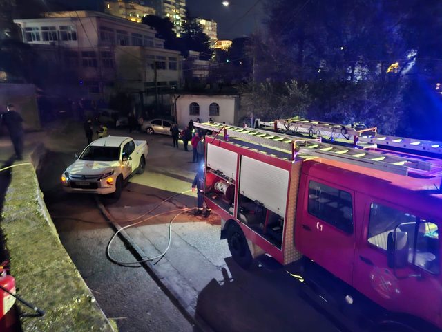 Zjarr në një banesë pranë Universitetit të