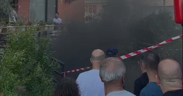P&euml;rfshihet nga flak&euml;t parkimi i nj&euml; pallati n&euml; Astir,