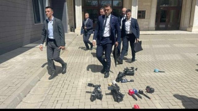 Gazetarët bojkotojnë Albin Kurtin, lëshojnë mikrofonat dhe