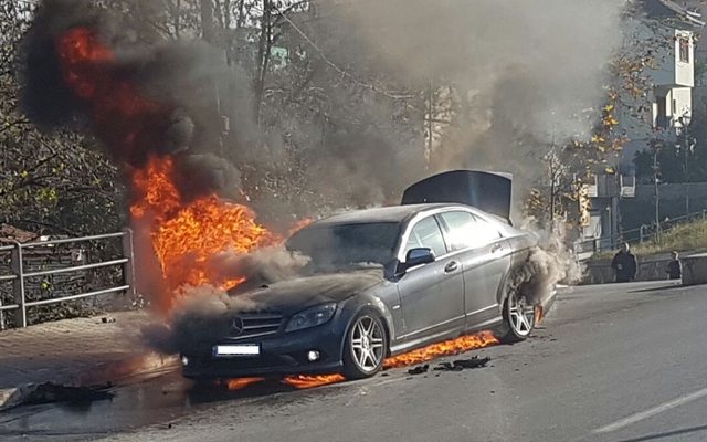 Përfshihet nga flakët mjeti në afërsi të tunelit