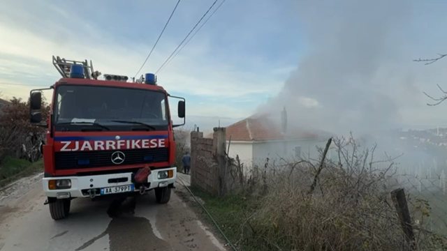 Merr flakë banesa në Guras të Korçës, evakuohen