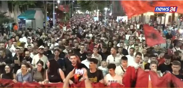 &ldquo;Jep dor&euml;heqjen, Rama n&euml; burg, Berisha n&euml; burg"/