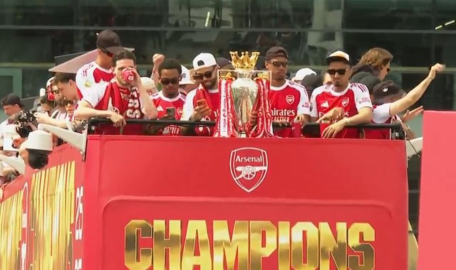 VIDEO/ E harron d&euml;shtimin n&euml; Champions, Arsenali shfaqet n&euml;