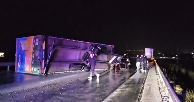 Era e fort&euml; rr&euml;zon kamionin pran&euml; Kapshtic&euml;s, bllokohet aksi